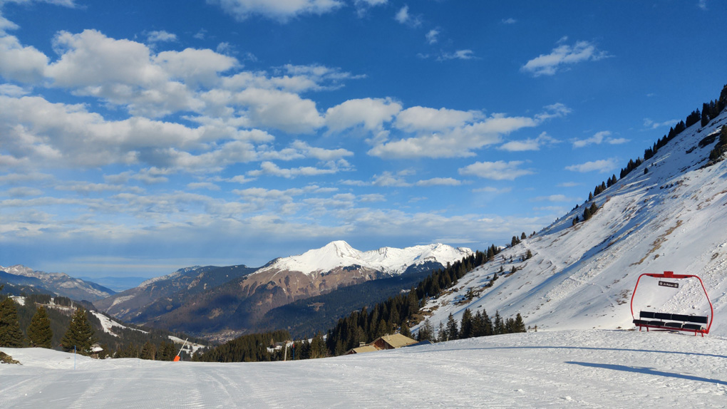 Blue sky day on the ski slopes of Morzine