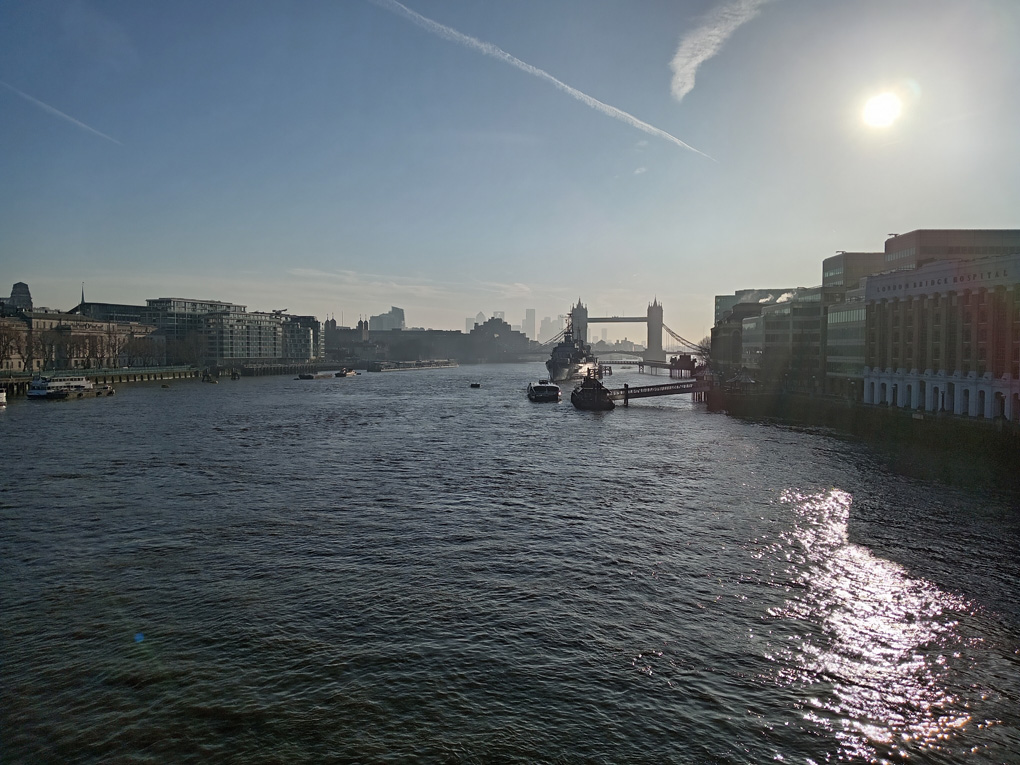 A sunny morning over the Thames